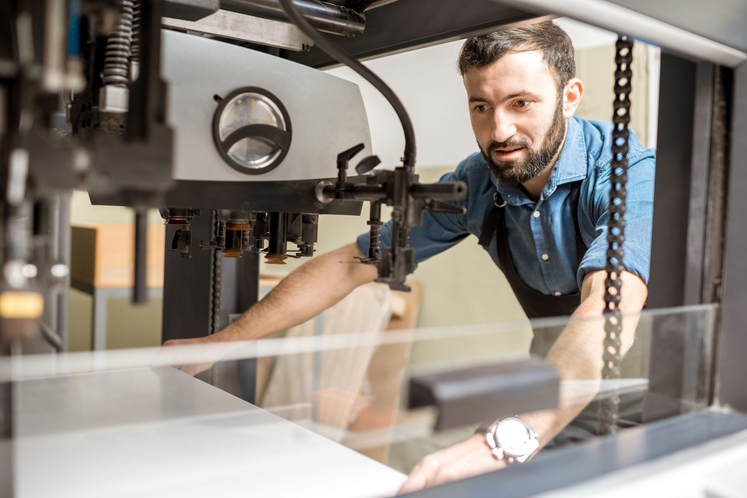 feeling a paper into the printing machine 2021 12 23 15 33 12 utc 2 scaled
